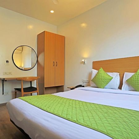 Hotel Yellow Chilli Britannia Chowk- Couple Friendly Local Id Accepted New Delhi Bagian luar foto