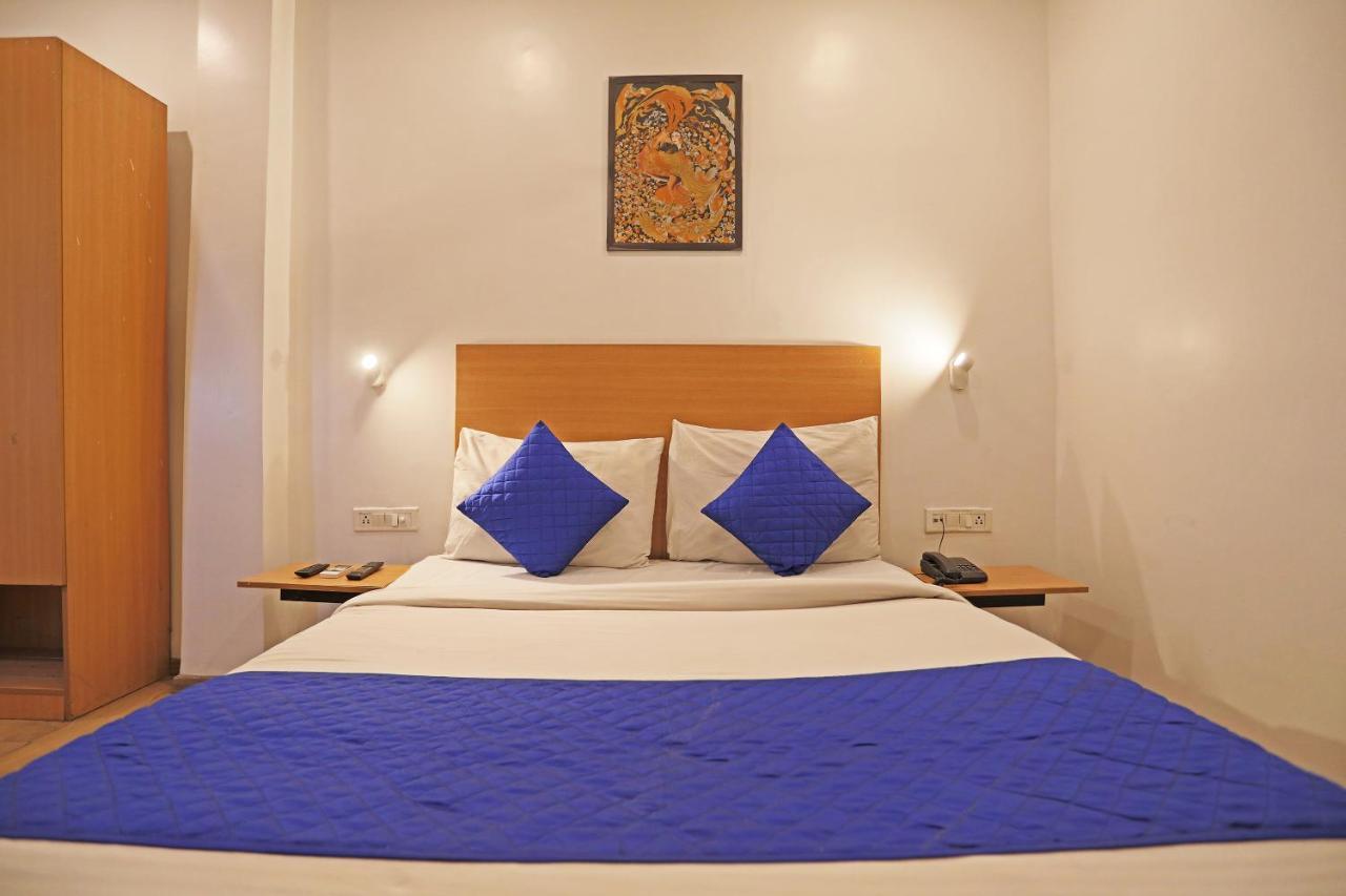 Hotel Yellow Chilli Britannia Chowk- Couple Friendly Local Id Accepted New Delhi Bagian luar foto