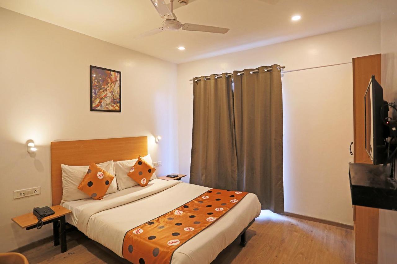 Hotel Yellow Chilli Britannia Chowk- Couple Friendly Local Id Accepted New Delhi Bagian luar foto