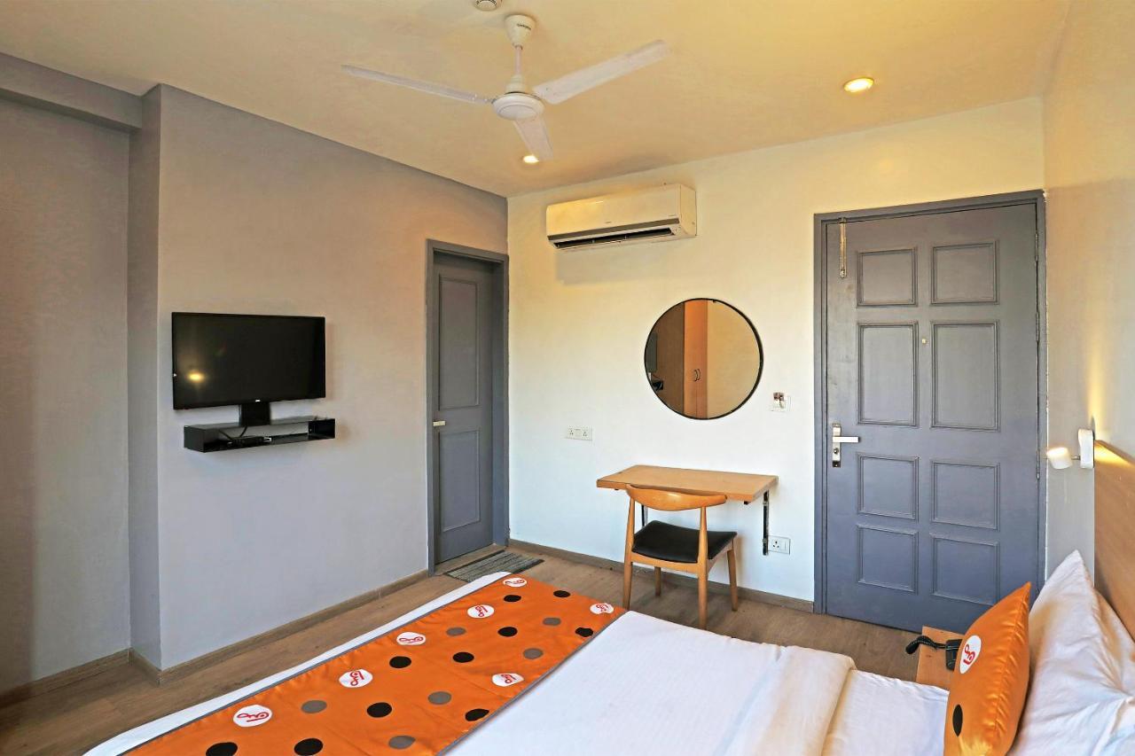 Hotel Yellow Chilli Britannia Chowk- Couple Friendly Local Id Accepted New Delhi Bagian luar foto