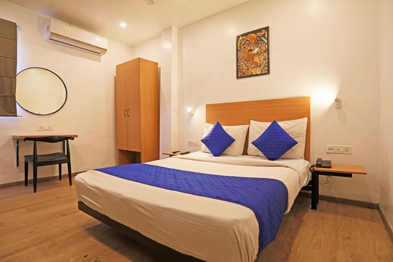 Hotel Yellow Chilli Britannia Chowk- Couple Friendly Local Id Accepted New Delhi Bagian luar foto